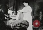 Standbild motorisierte Waschmaschine Staubsauger und Spinning Wheel United States USA, 1920, aus Sekunde 26 historischem Filmmaterial Videoclip 65675025347