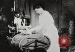 Standbild motorisierte Waschmaschine Staubsauger und Spinning Wheel United States USA, 1920, aus Sekunde 28 historischem Filmmaterial Videoclip 65675025347