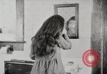 Standbild motorisierte Waschmaschine Staubsauger und Spinning Wheel United States USA, 1920, aus Sekunde 47 historischem Filmmaterial Videoclip 65675025347