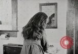 Standbild motorisierte Waschmaschine Staubsauger und Spinning Wheel United States USA, 1920, aus Sekunde 54 historischem Filmmaterial Videoclip 65675025347