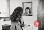 Standbild motorisierte Waschmaschine Staubsauger und Spinning Wheel United States USA, 1920, aus Sekunde 55 historischem Filmmaterial Videoclip 65675025347