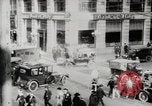 Image Début des contrôles de trafic pour les véhicules et les piétons dans les villes américaines United States USA, 1925, de la seconde 3 séquences d'archives historiques vidéo 65675025348