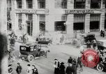 Image Début des contrôles de trafic pour les véhicules et les piétons dans les villes américaines United States USA, 1925, de la seconde 4 séquences d'archives historiques vidéo 65675025348