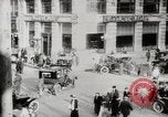 Image Début des contrôles de trafic pour les véhicules et les piétons dans les villes américaines United States USA, 1925, de la seconde 5 séquences d'archives historiques vidéo 65675025348