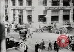 Image Début des contrôles de trafic pour les véhicules et les piétons dans les villes américaines United States USA, 1925, de la seconde 6 séquences d'archives historiques vidéo 65675025348