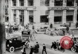 Image Début des contrôles de trafic pour les véhicules et les piétons dans les villes américaines United States USA, 1925, de la seconde 7 séquences d'archives historiques vidéo 65675025348