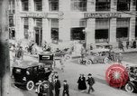 Image Début des contrôles de trafic pour les véhicules et les piétons dans les villes américaines United States USA, 1925, de la seconde 8 séquences d'archives historiques vidéo 65675025348