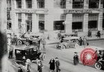 Image Début des contrôles de trafic pour les véhicules et les piétons dans les villes américaines United States USA, 1925, de la seconde 9 séquences d'archives historiques vidéo 65675025348