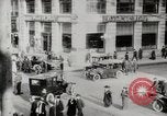 Image Début des contrôles de trafic pour les véhicules et les piétons dans les villes américaines United States USA, 1925, de la seconde 10 séquences d'archives historiques vidéo 65675025348