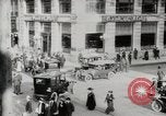Image Début des contrôles de trafic pour les véhicules et les piétons dans les villes américaines United States USA, 1925, de la seconde 11 séquences d'archives historiques vidéo 65675025348