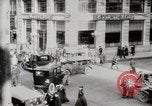 Image Début des contrôles de trafic pour les véhicules et les piétons dans les villes américaines United States USA, 1925, de la seconde 12 séquences d'archives historiques vidéo 65675025348