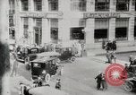 Image Début des contrôles de trafic pour les véhicules et les piétons dans les villes américaines United States USA, 1925, de la seconde 13 séquences d'archives historiques vidéo 65675025348