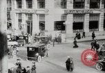 Image Début des contrôles de trafic pour les véhicules et les piétons dans les villes américaines United States USA, 1925, de la seconde 14 séquences d'archives historiques vidéo 65675025348