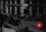 Image Début des contrôles de trafic pour les véhicules et les piétons dans les villes américaines United States USA, 1925, de la seconde 15 séquences d'archives historiques vidéo 65675025348