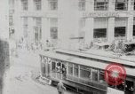 Image Début des contrôles de trafic pour les véhicules et les piétons dans les villes américaines United States USA, 1925, de la seconde 17 séquences d'archives historiques vidéo 65675025348