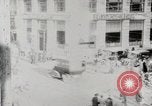 Image Début des contrôles de trafic pour les véhicules et les piétons dans les villes américaines United States USA, 1925, de la seconde 19 séquences d'archives historiques vidéo 65675025348