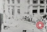 Image Début des contrôles de trafic pour les véhicules et les piétons dans les villes américaines United States USA, 1925, de la seconde 20 séquences d'archives historiques vidéo 65675025348
