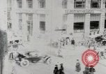 Image Début des contrôles de trafic pour les véhicules et les piétons dans les villes américaines United States USA, 1925, de la seconde 21 séquences d'archives historiques vidéo 65675025348