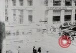 Image Début des contrôles de trafic pour les véhicules et les piétons dans les villes américaines United States USA, 1925, de la seconde 22 séquences d'archives historiques vidéo 65675025348