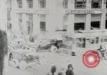 Image Début des contrôles de trafic pour les véhicules et les piétons dans les villes américaines United States USA, 1925, de la seconde 23 séquences d'archives historiques vidéo 65675025348