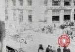 Image Début des contrôles de trafic pour les véhicules et les piétons dans les villes américaines United States USA, 1925, de la seconde 24 séquences d'archives historiques vidéo 65675025348
