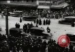 Image Début des contrôles de trafic pour les véhicules et les piétons dans les villes américaines United States USA, 1925, de la seconde 26 séquences d'archives historiques vidéo 65675025348