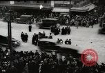Image Début des contrôles de trafic pour les véhicules et les piétons dans les villes américaines United States USA, 1925, de la seconde 27 séquences d'archives historiques vidéo 65675025348