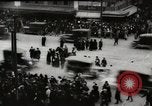 Image Début des contrôles de trafic pour les véhicules et les piétons dans les villes américaines United States USA, 1925, de la seconde 28 séquences d'archives historiques vidéo 65675025348