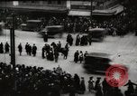 Image Début des contrôles de trafic pour les véhicules et les piétons dans les villes américaines United States USA, 1925, de la seconde 29 séquences d'archives historiques vidéo 65675025348