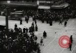 Image Début des contrôles de trafic pour les véhicules et les piétons dans les villes américaines United States USA, 1925, de la seconde 30 séquences d'archives historiques vidéo 65675025348