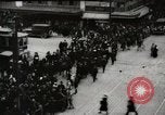 Image Début des contrôles de trafic pour les véhicules et les piétons dans les villes américaines United States USA, 1925, de la seconde 31 séquences d'archives historiques vidéo 65675025348