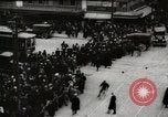 Image Début des contrôles de trafic pour les véhicules et les piétons dans les villes américaines United States USA, 1925, de la seconde 32 séquences d'archives historiques vidéo 65675025348