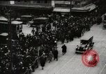 Image Début des contrôles de trafic pour les véhicules et les piétons dans les villes américaines United States USA, 1925, de la seconde 33 séquences d'archives historiques vidéo 65675025348