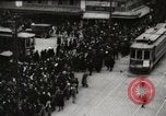 Image Début des contrôles de trafic pour les véhicules et les piétons dans les villes américaines United States USA, 1925, de la seconde 34 séquences d'archives historiques vidéo 65675025348