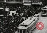 Image Début des contrôles de trafic pour les véhicules et les piétons dans les villes américaines United States USA, 1925, de la seconde 35 séquences d'archives historiques vidéo 65675025348