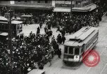 Image Début des contrôles de trafic pour les véhicules et les piétons dans les villes américaines United States USA, 1925, de la seconde 36 séquences d'archives historiques vidéo 65675025348