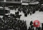 Image Début des contrôles de trafic pour les véhicules et les piétons dans les villes américaines United States USA, 1925, de la seconde 37 séquences d'archives historiques vidéo 65675025348