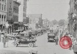 Image Début des contrôles de trafic pour les véhicules et les piétons dans les villes américaines United States USA, 1925, de la seconde 39 séquences d'archives historiques vidéo 65675025348