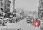Image Début des contrôles de trafic pour les véhicules et les piétons dans les villes américaines United States USA, 1925, de la seconde 40 séquences d'archives historiques vidéo 65675025348