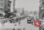 Image Début des contrôles de trafic pour les véhicules et les piétons dans les villes américaines United States USA, 1925, de la seconde 41 séquences d'archives historiques vidéo 65675025348