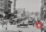 Image Début des contrôles de trafic pour les véhicules et les piétons dans les villes américaines United States USA, 1925, de la seconde 42 séquences d'archives historiques vidéo 65675025348