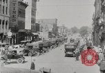 Image Début des contrôles de trafic pour les véhicules et les piétons dans les villes américaines United States USA, 1925, de la seconde 43 séquences d'archives historiques vidéo 65675025348