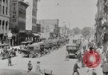 Image Début des contrôles de trafic pour les véhicules et les piétons dans les villes américaines United States USA, 1925, de la seconde 45 séquences d'archives historiques vidéo 65675025348