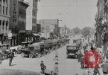 Image Début des contrôles de trafic pour les véhicules et les piétons dans les villes américaines United States USA, 1925, de la seconde 46 séquences d'archives historiques vidéo 65675025348