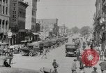 Image Début des contrôles de trafic pour les véhicules et les piétons dans les villes américaines United States USA, 1925, de la seconde 47 séquences d'archives historiques vidéo 65675025348
