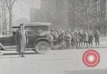Image Début des contrôles de trafic pour les véhicules et les piétons dans les villes américaines United States USA, 1925, de la seconde 48 séquences d'archives historiques vidéo 65675025348