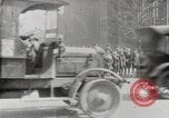 Image Début des contrôles de trafic pour les véhicules et les piétons dans les villes américaines United States USA, 1925, de la seconde 49 séquences d'archives historiques vidéo 65675025348