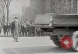 Image Début des contrôles de trafic pour les véhicules et les piétons dans les villes américaines United States USA, 1925, de la seconde 51 séquences d'archives historiques vidéo 65675025348