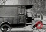 Image Début des contrôles de trafic pour les véhicules et les piétons dans les villes américaines United States USA, 1925, de la seconde 52 séquences d'archives historiques vidéo 65675025348