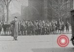 Image Début des contrôles de trafic pour les véhicules et les piétons dans les villes américaines United States USA, 1925, de la seconde 53 séquences d'archives historiques vidéo 65675025348